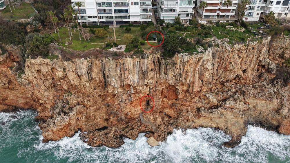 Falezlerdeki ka&ccedil;ak asans&ouml;r ve baraka i&ccedil;in yıkım kararı