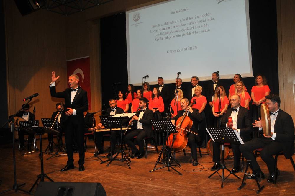 Antalya'da Zeki M&uuml;ren şarkıları