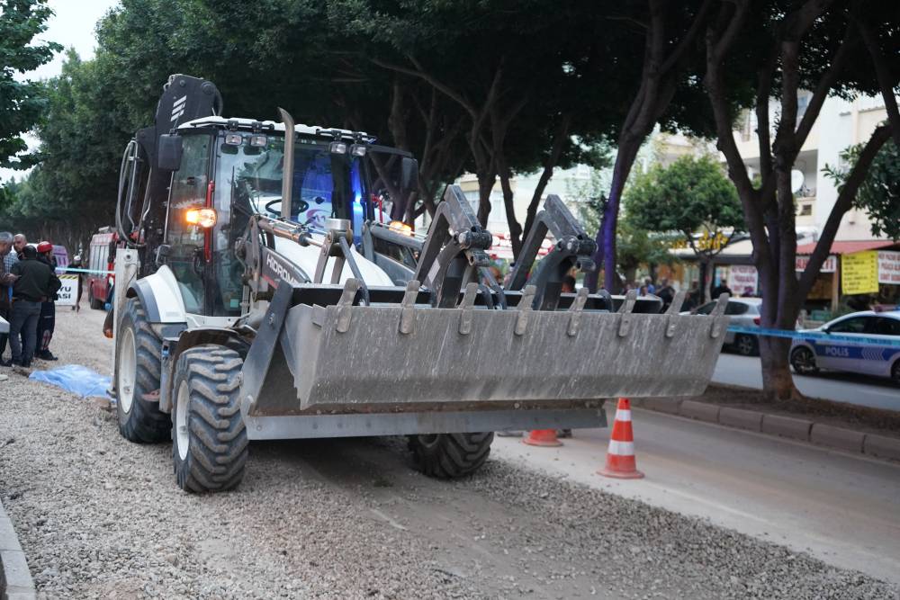 Geri manevra yapan kepçenin altında kalıp yaşamını yitirdi 