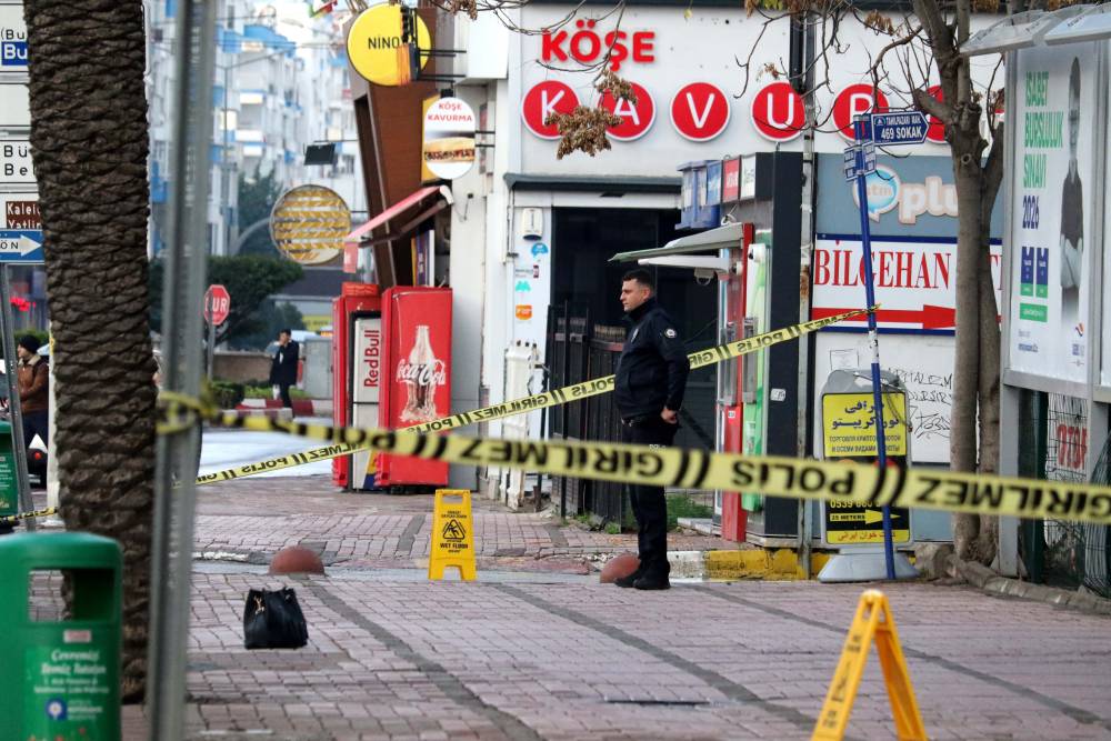 Ş&uuml;pheli &ccedil;antadan kişisel eşyalar &ccedil;ıktı