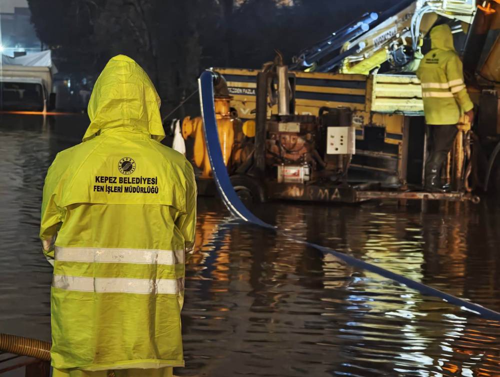 Kepez Belediyesi sağanağa karşı 7 g&uuml;n 24 saat teyakkuzda