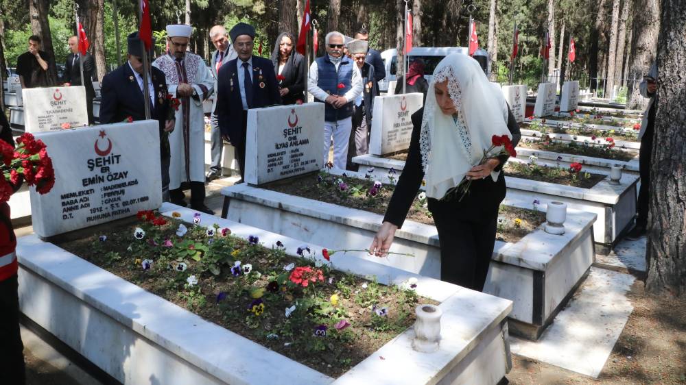 Vali Baydar Bilgihan ve protokol &uuml;yeleri şehitliği ziyaret etti