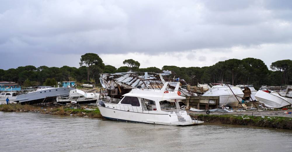 Antalya'da peş peşe hortumlar; seralar yıkıldı, &ccedil;atılar u&ccedil;tu