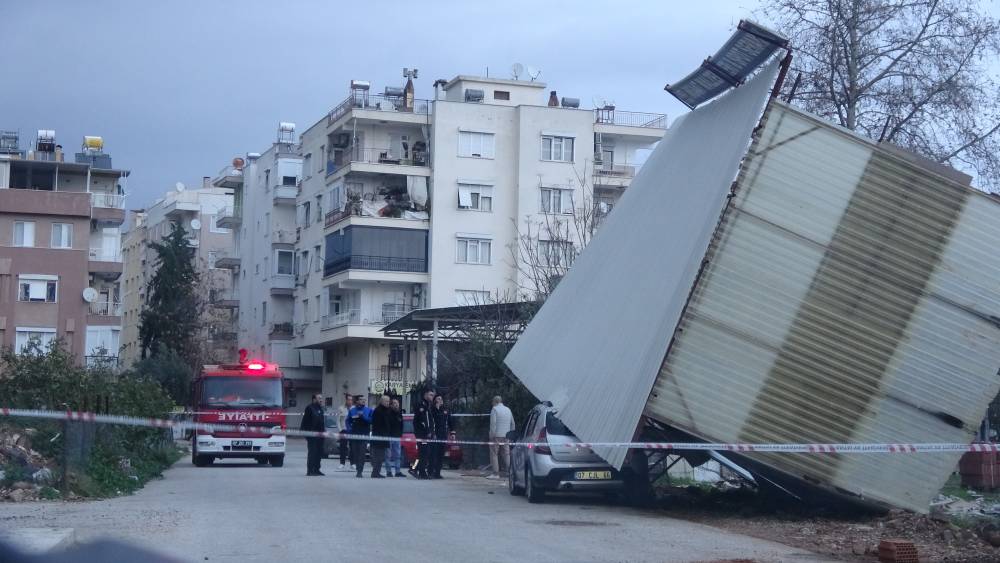 Antalya&rsquo;da fırtına, sel ve hortum hayatı olumsuz etkiledi