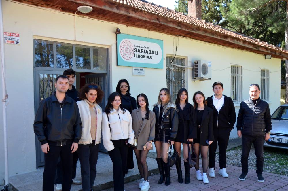  &Uuml;niversite &ouml;ğrencileri ilkokulun kapılarını boyadı, kırık camlarını değiştirdi, k&uuml;t&uuml;phane oluşturdu