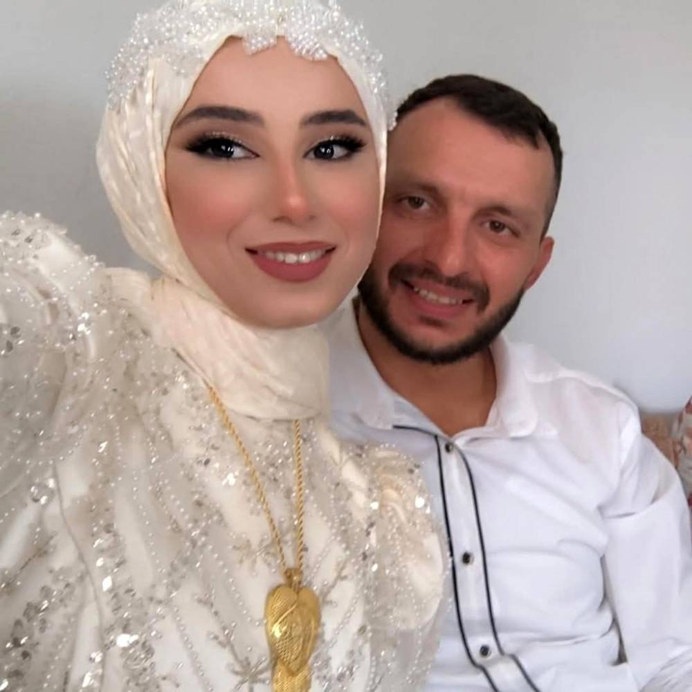 Gelin &ccedil;i&ccedil;eğini, oğlunun mezarının başına koydu