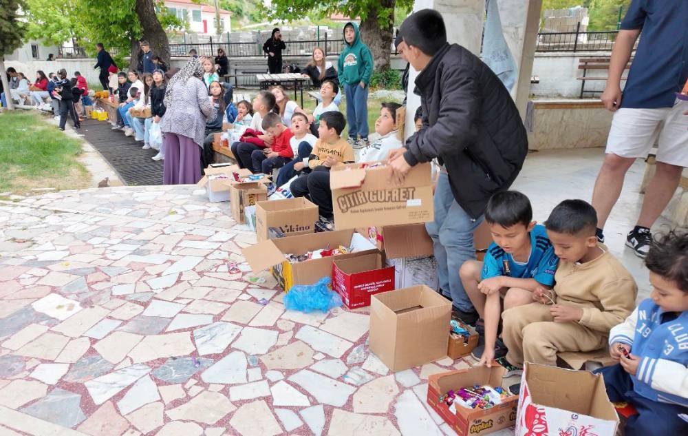 Kaş'ta &ccedil;ocukların şeker toplama geleneği s&uuml;r&uuml;yor