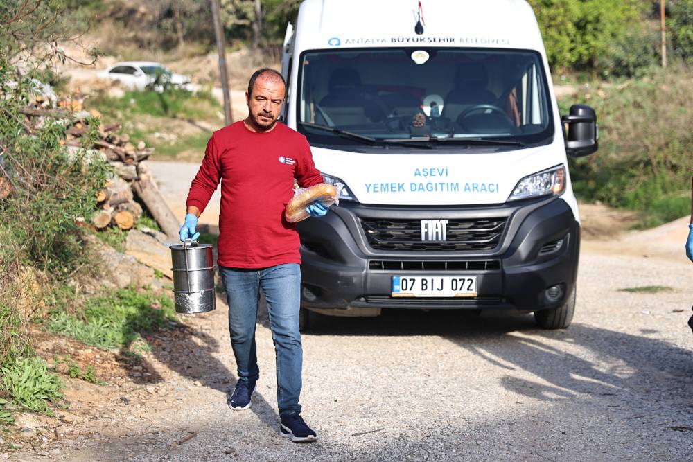 Alanya Aşevi'nden ihtiyaç sahiplerine günde 2 öğün sıcak yemek