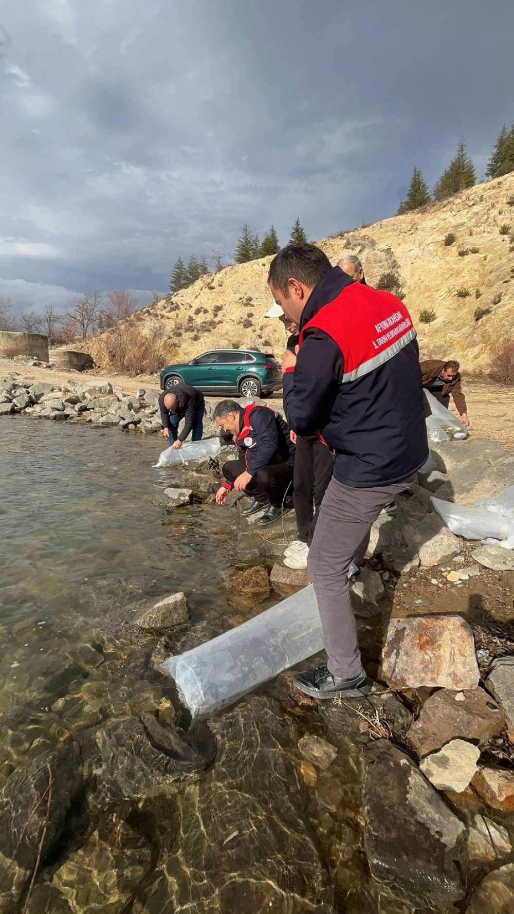 Afyonkarahisar'da 13 il&ccedil;ede 39 g&ouml;l ve g&ouml;lete balık bırakıldı