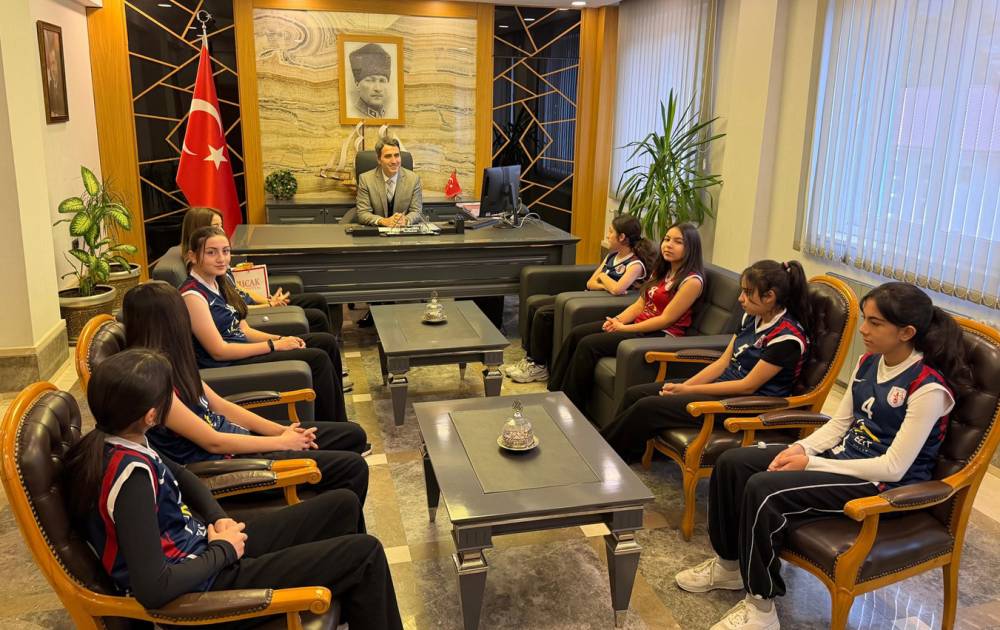 'Filenin k&uuml;&ccedil;&uuml;k sultanları' Kaymakam Kuruca'yı ziyaret etti