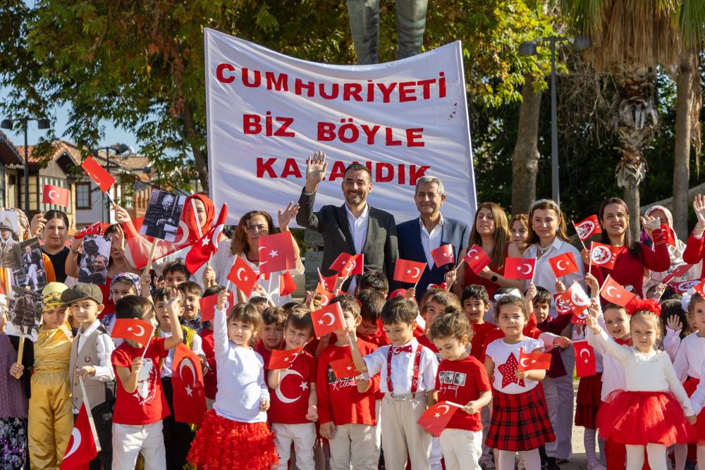 Side sokaklarında Cumhuriyet sevinci