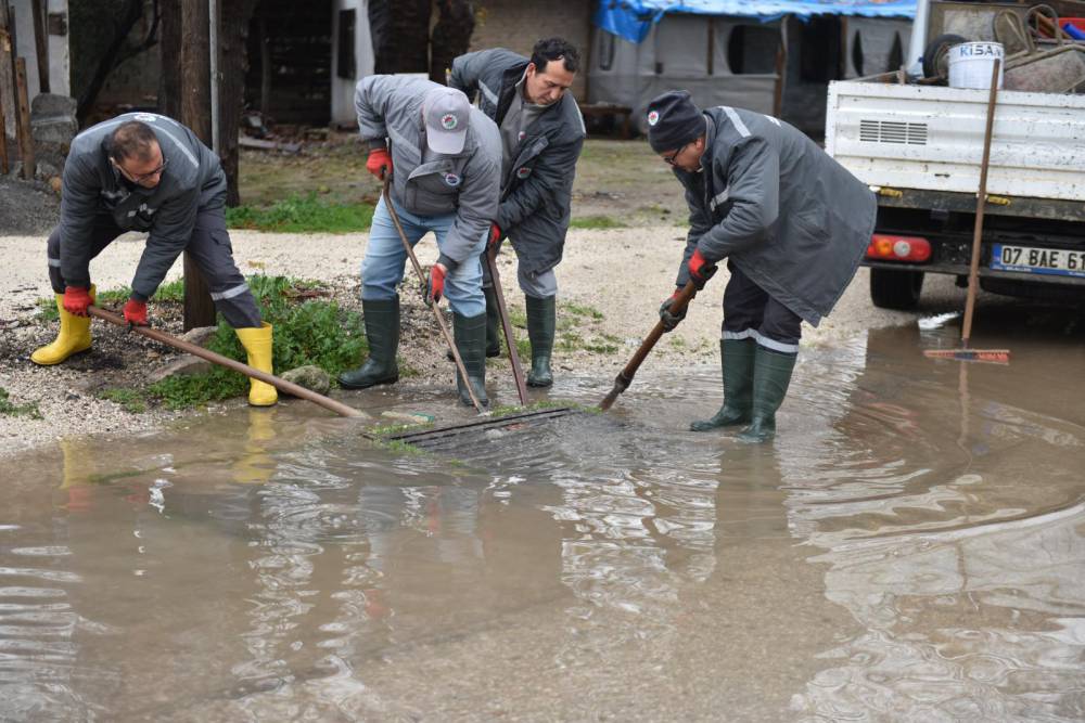 Kepez Belediyesi sağanağa karşı seferber oldu