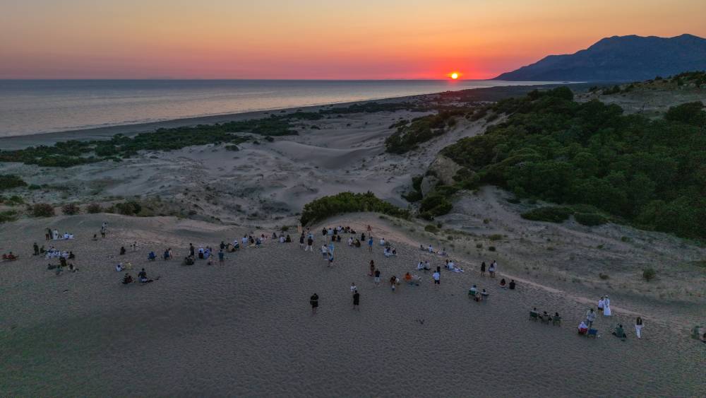 Yeşil&ccedil;am'ın &ccedil;&ouml;l&uuml; Patara Kum Tepeleri'nde g&uuml;n batımı ş&ouml;leni