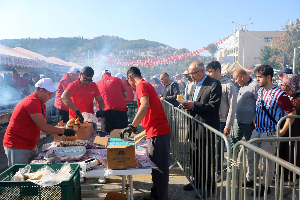 Festivalde ekmek arası hamsi kuyruğu