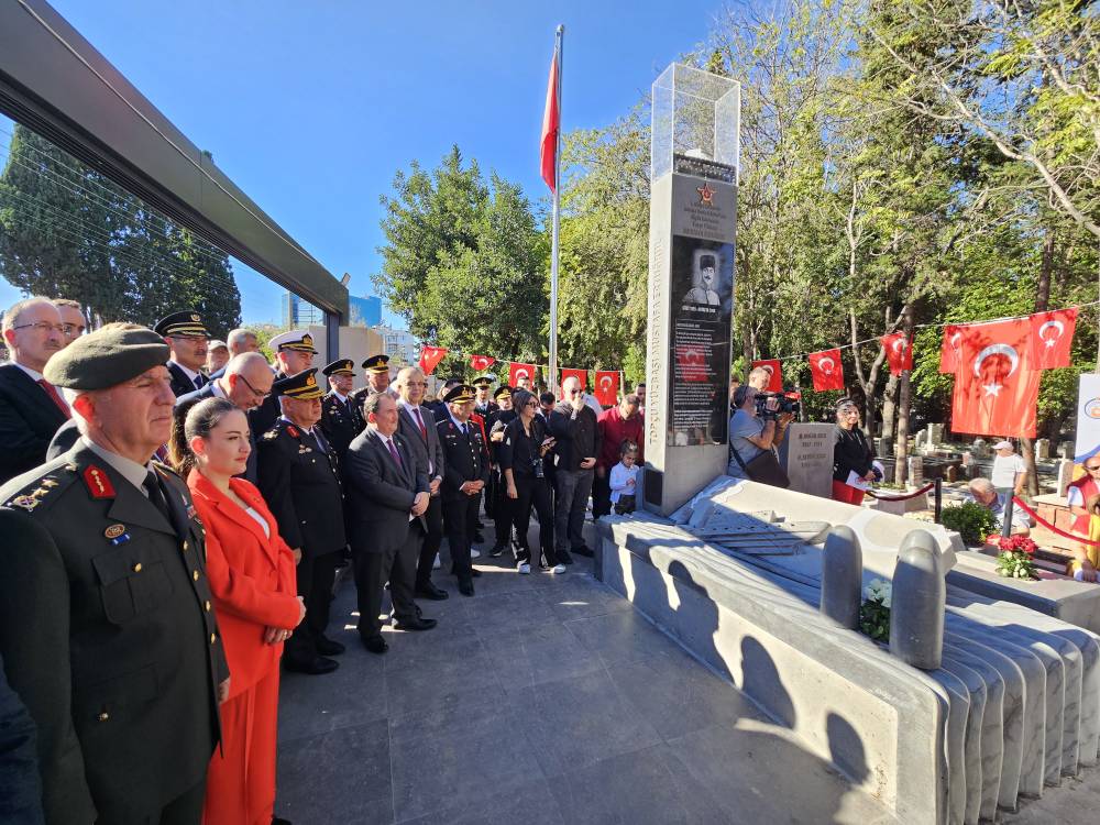 Dünya tarihinde ilk defa uçak gemisi batıran Topçu Yüzbaşı Aker'in anıt mezarı açıldı