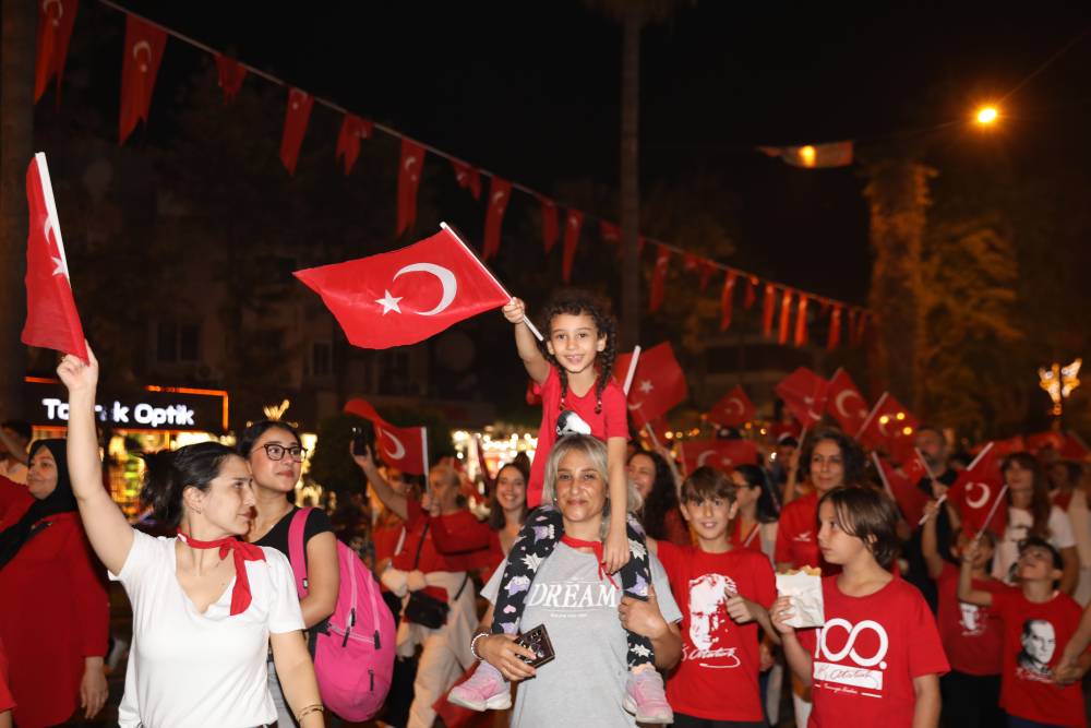 Alanya'da 7'den 70'e Cumhuriyet coşkusu