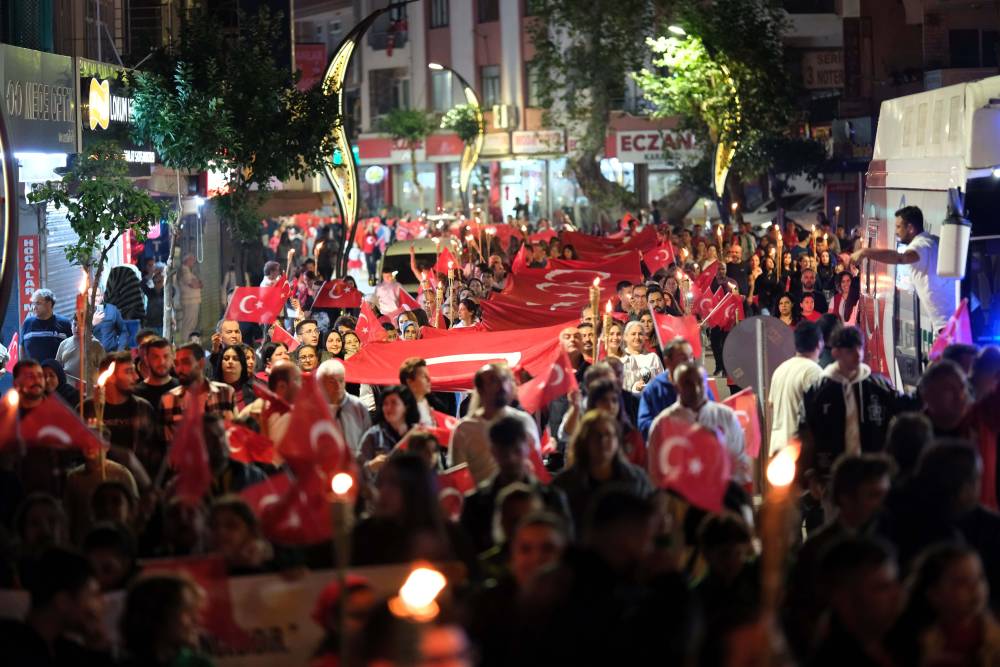 200 metrelik bayrakla fener alayı